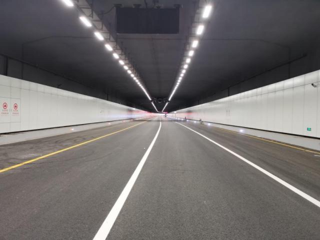 隧道里行驶为什么不能变道？